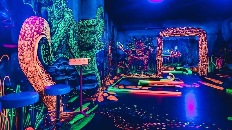 3D Minigolf Bahn in Dresden - Bahn wird beleuchtet