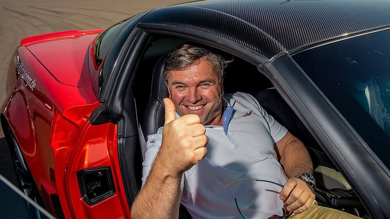 ein glücklicher Teilnehmer in seinem Auto beim Sportfahrertraining auf dem Lausitzring