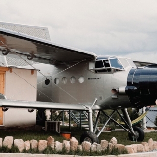 Umgebaute Antonov steht im Garten, Ansicht von vorn seitlich