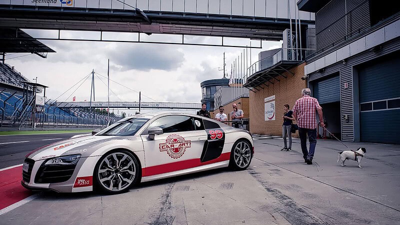 Rot-weißes Audi R8 auf dem Lausitzring