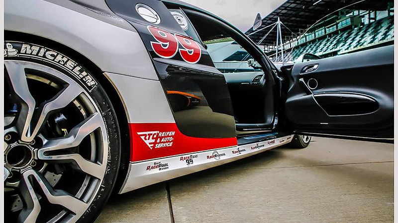 Audi R8 V10 mit geöffneter Tür selber fahren auf dem Lausitzring