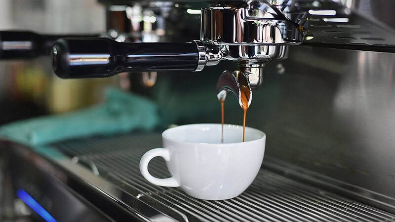 Ansicht einer Siebträgermaschine, dass eine Tasse befüllt- Barista Kurs mit eigener Maschine und Mühle