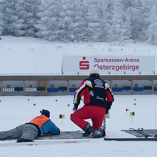 Biathlin in Altenberg-Teilnehmer beim Schießstand