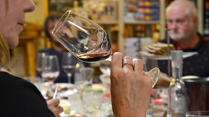 Wein wird im Glas geschwänkt - Weinverkostung in Berlin