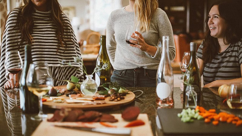 Frauengruppe genießen Wein und Essen in Köln