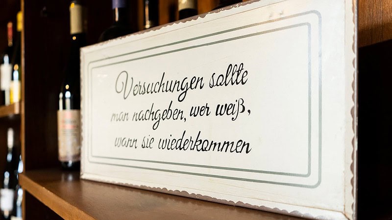 Schild mit Aufschrift: 