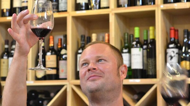 Eine Person begutechtet den Wein -Weinverkostung in Berlin