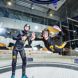 Zwei Personen im Windkanal beim Bodyflying bei Berlin