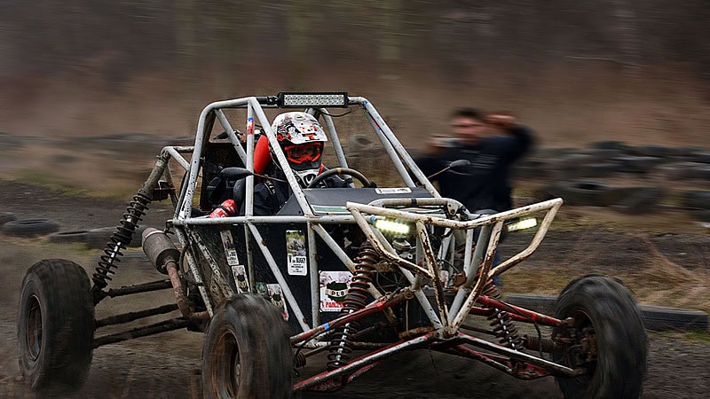 Person fährt sehr schnell mit Buggy, Buggy Tour in Leipzig