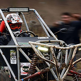 Person fährt sehr schnell mit Buggy, Buggy Tour in Leipzig