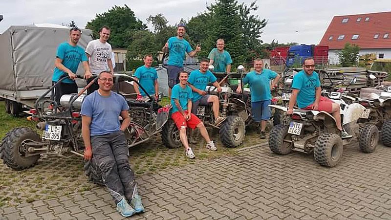 Männergruppe steht um Buggys herum, Buggy Tour in Leipzig