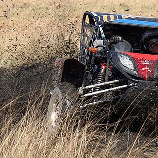 Buggy fährt durch spritzenden Schlamm, Buggy Tour in Leipzig