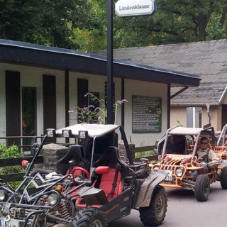 Buggys stehen in der Reihe vor einem Haus, Buggy Tour in Leipzig