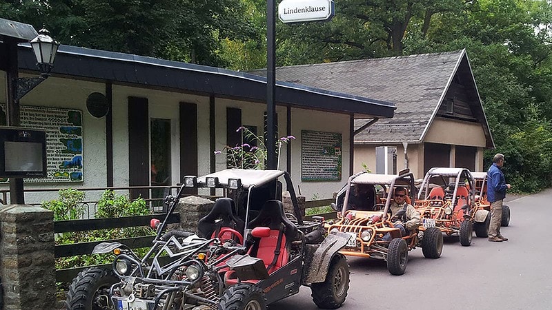 Buggys stehen in der Reihe vor einem Haus, Buggy Tour in Leipzig