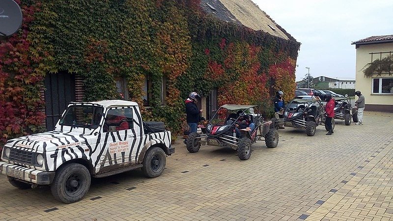 Buggys stehen in Schlange auf dem Hof, Buggy Tour in Leipzig