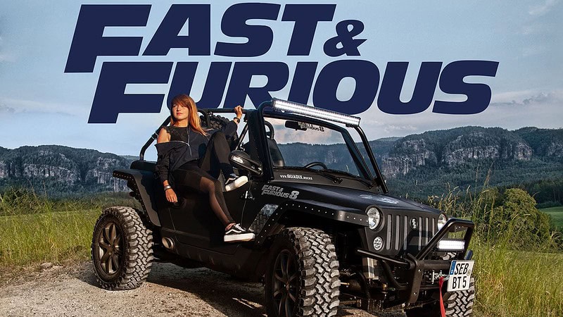 Frau sitzt auf Fast & Furious Buggy, Schnitzeljagd mit dem Filmbuggy Fast & Furious