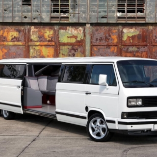 VW Bus Stretchlimousine mit geöffneten Türen in Berlin