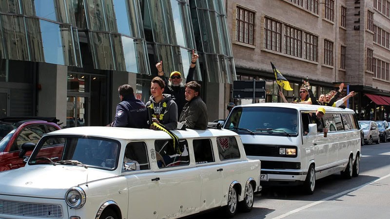 Personen bei ihrer Rundfahrt durch Berlin in der VW Bus Stretchlimousine