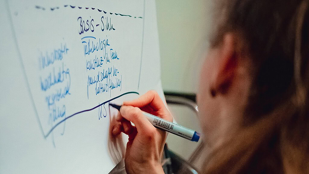 Business Bowl in Dresden - an einem Whiteboard wird geschrieben