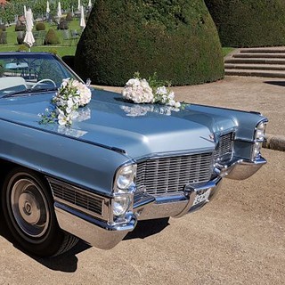 1965 Cadillac DeVille mit Blumengesteck