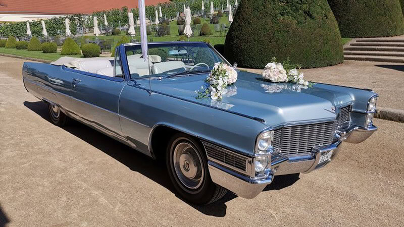 1965 Cadillac DeVille mit Blumengesteck