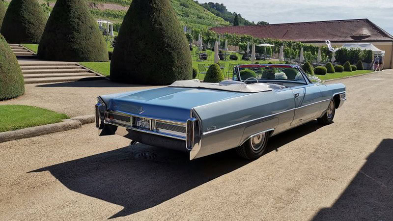 1965 Cadillac DeVille Ansicht von hinten - im Hintergrund Weinberge