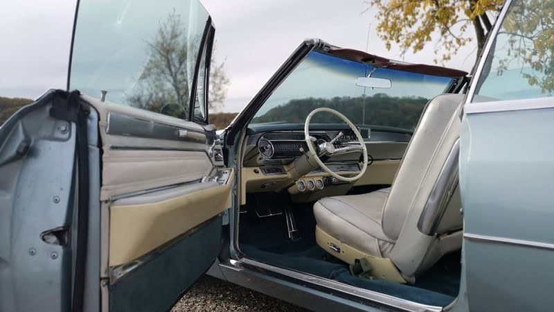 1965 Cadillac DeVille Ansicht von der Seite mit Tür offen