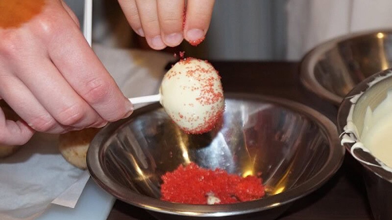 Cake Pop wird bestreut beim Cakepop Seminar in Dresden