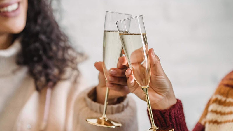 Ein Paar feiert gemeinsam mit einem Champagne-Prost