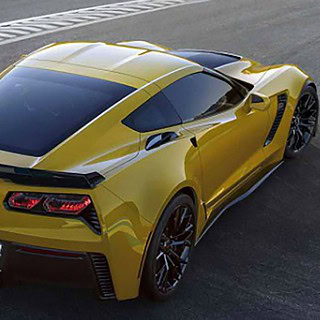 Gelbe Corvette Z06 auf einer Rennstrecke