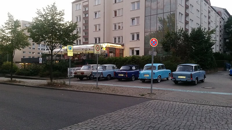 DDR Restaurant von außen mit Trabi Parkplatz zur Trabi Safari mit DDR Abendessen in Berlin