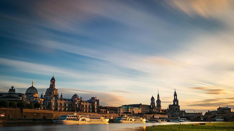 Elbe in Dresden mit dem Blick auf die Altstadt in der Dämmerung