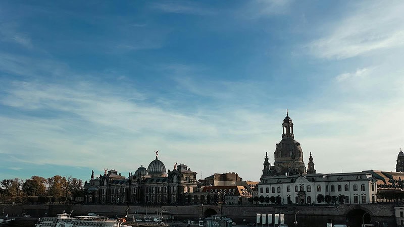 Dresdner Altstadt unter blauem Himmel