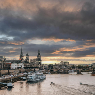 Elbe mit einem Schiff der Weißen Flotte und der Dresdner Altstadt im Hintergrund