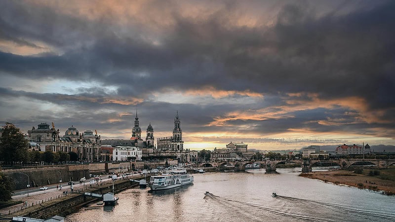 Elbe mit einem Schiff der Weißen Flotte und der Dresdner Altstadt im Hintergrund