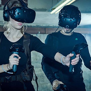 Zwei Personen mit VR-Brillen und Controllern im Escape Room - Virtual Reality (VR) in Berlin