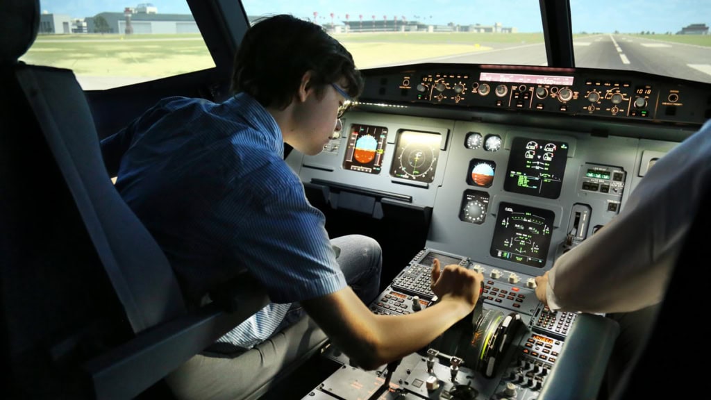 Kind steuert Flugsimulator A320 beim Anti Flugangst Training