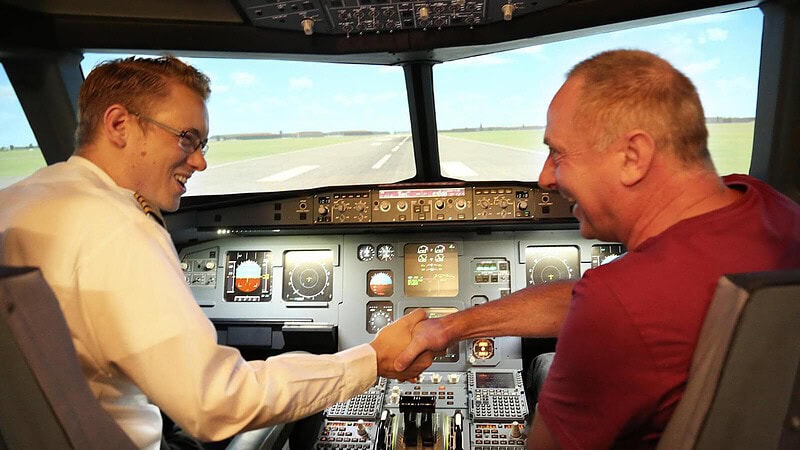 2 Piloten sitzen in einer Flugzeugkabine