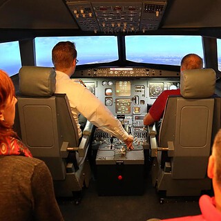 5 Personen nehmen an einem Flug-Kurs teil