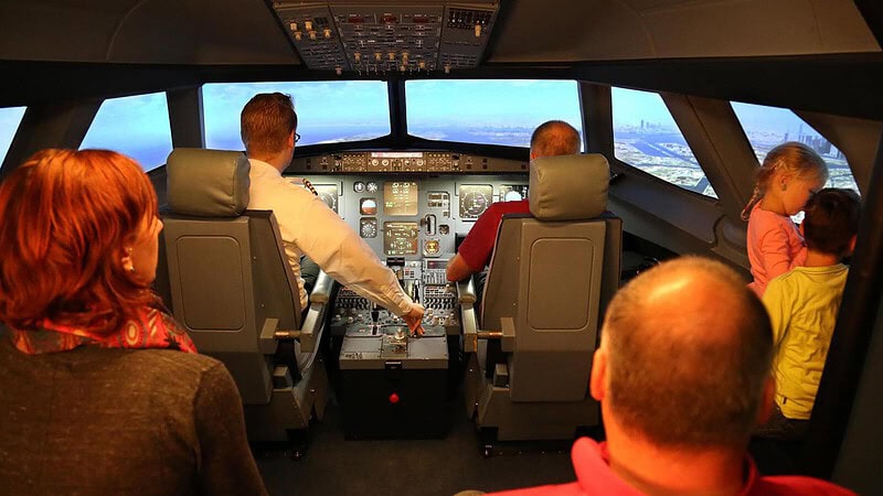 5 Personen nehmen an einem Flug-Kurs teil