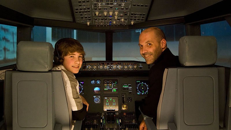 zwei Menschen sitzen im Flugsimulator A320 Anti Flugangst Training in Berlin und lächeln