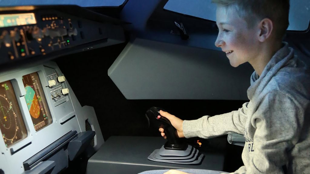 Kind fliegt ein Flugzeug im Simulator A320 beim Anti Flugangst Training