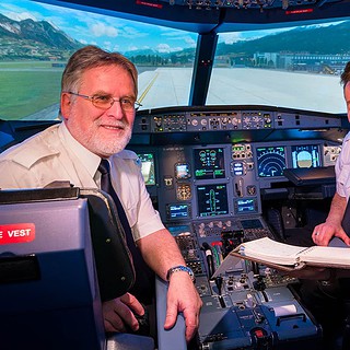 Piloten beim Flugsimulator A320 in Dresden