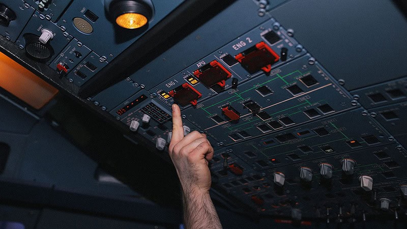 Hand betätigt Schalter im Flugsimulator A320