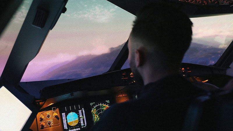 Mann fliegt im Flugsimulator A320