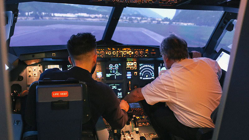 Mann erklärt Mann das Flugzeug im Flugsimulator A320