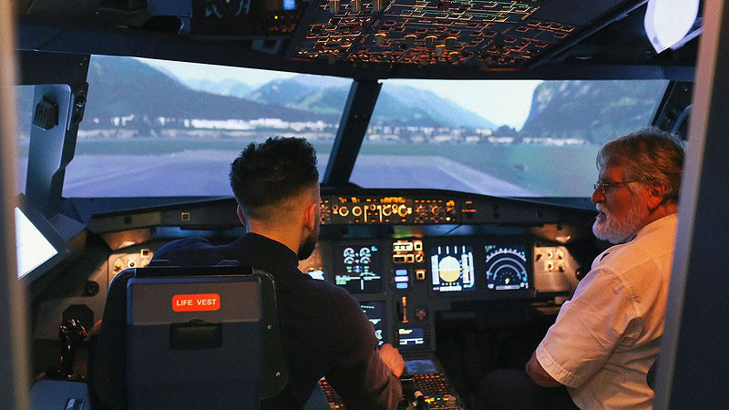 Mann erklärt Mann das Flugzeug im Flugsimulator A320