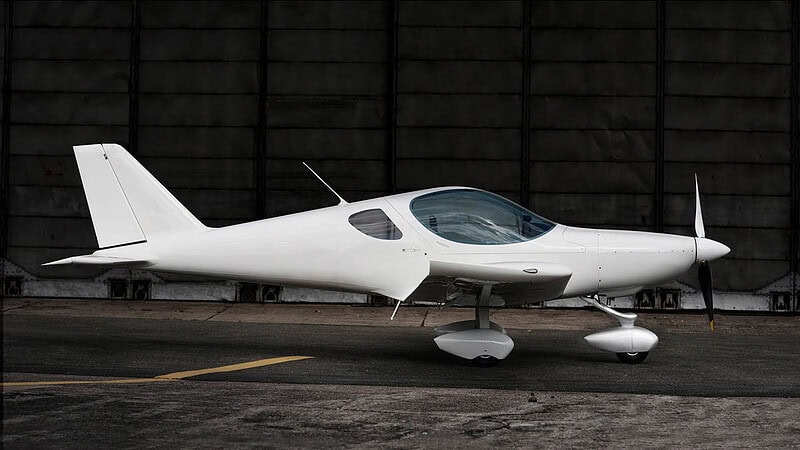 Ein Sportflugzeug von der rechten Seite.- Rundflug im Sportflugzeug