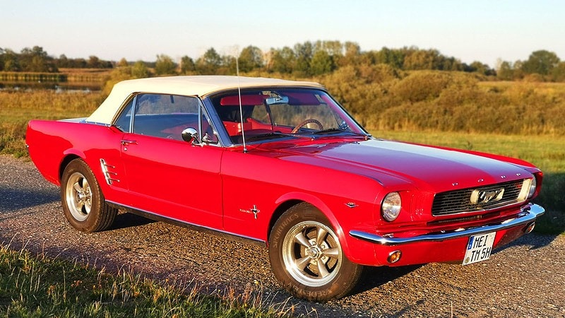 Ford Mustang Cabrio in rot bei Dresden