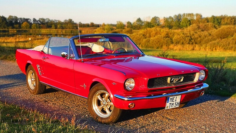 Ford Mustang Cabrio in rot bei Dresden - Ansicht von seitlich vorn